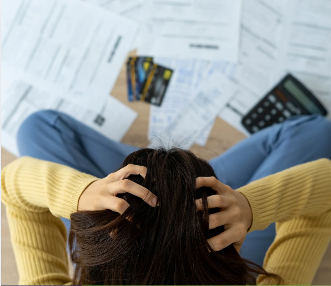 Persoon met financi&euml;le zorgen bij rekeningen en calculator, bij artikel over loonbeslag en verjaring